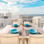 Poseidon Court Penthouse Superior شقة