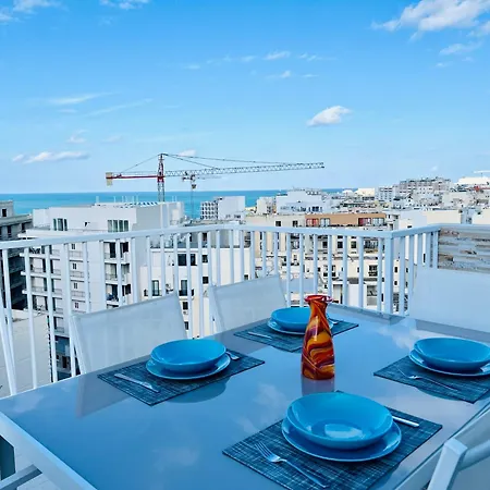 Poseidon Court Penthouse Superior شقة